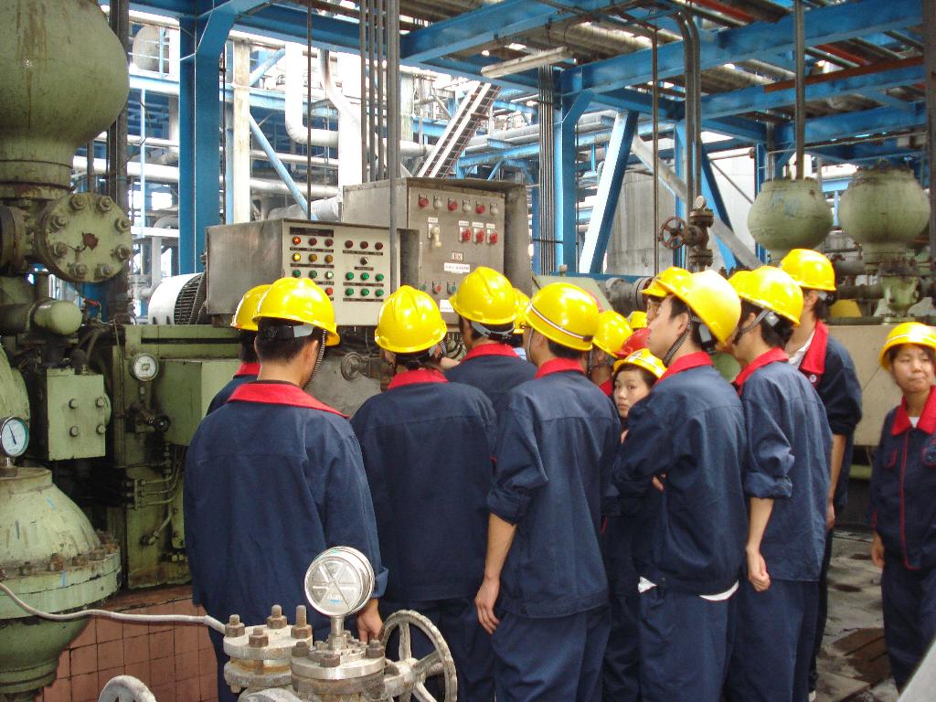 实习员工在生产现场熟悉工艺流程