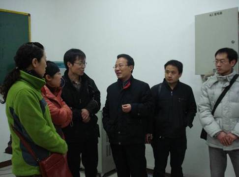 侯党社主任与西安文理学院考察团交流实验实训室建设情况